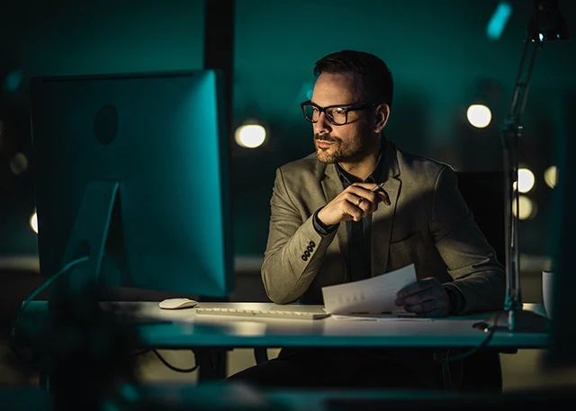 man-dark-office_640x457.webp
